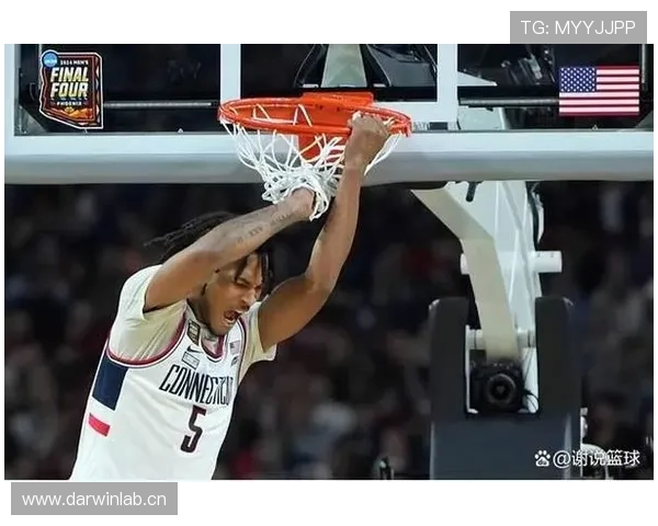 卡斯尔无球跑动制造空位，提升球队外线效率