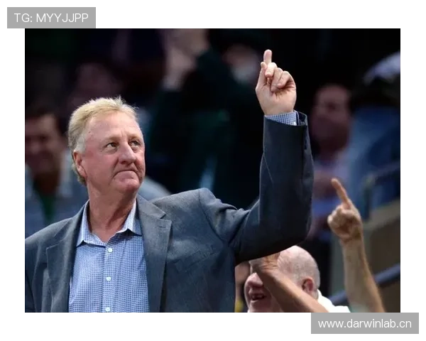 拉里·伯德无球跑位制造空位，比库里更偏中投